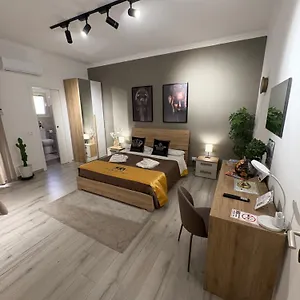 La Via Di Mezzo Apartment